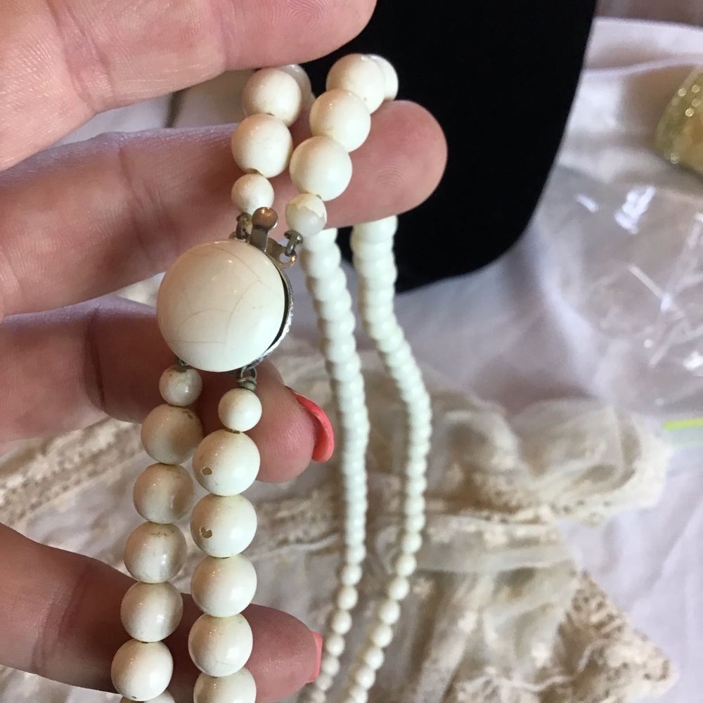 Vintage 1980’s Ivory Glass Beaded Double Strand Matinee Necklace - Picture 6 of 6